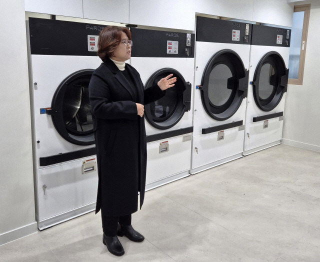 김효의 제주시니어클럽 관장이 28일 보건복지부 출입기자단과 만나 '꿈Dream 셀프빨래방'에 대해 설명하고 있다. <이민우 기자>